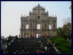 The Ruins of St Paul's Cathedral (Ruinas de São Paulo) is Macau's most famous landmark and is regarded as the most important Christian monument in Asia. The church, that stands on a hill, was built 1600, but burnt down in 1835 and now only the impressive exterior is left, where you find biblical statues and a relief. Behind the church is the Museum of Sacred Art and Crypt.